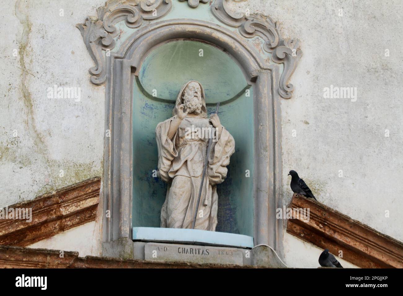 Gallipoli, Italien. Statue von St. Franziskus von Paola auf der Außenseite der Kirche mit seinem Namen. Stockfoto