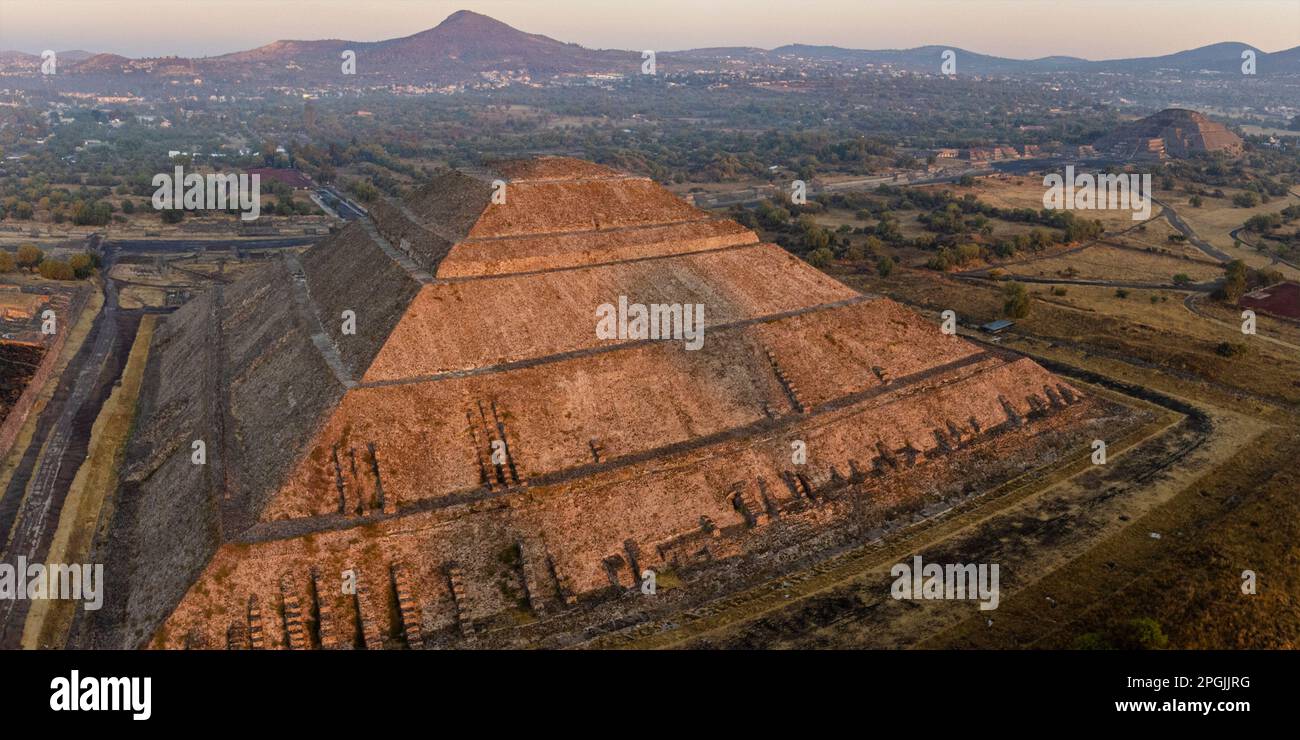 Sonnenaufgang über der Teotihuacan-Pyramide, Mexiko Stockfoto