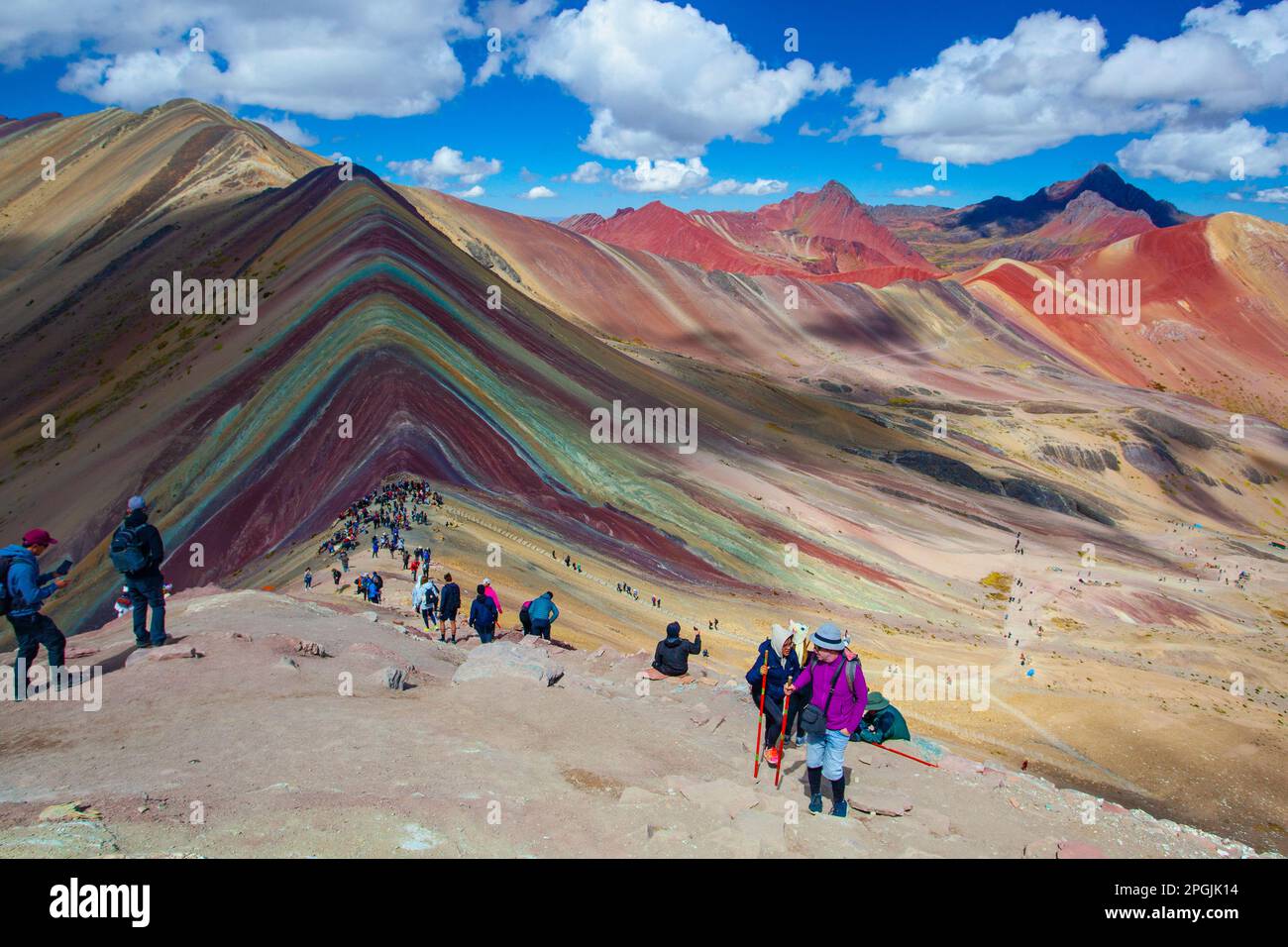 Vinicunca, Cusipata, Peru - 20. Mai 2022: Touristen, die auf dem Gipfel des Seven Colors Mountain oder des Vinicunca Mountain ankommen, einem der berühmtesten Gipfel Stockfoto