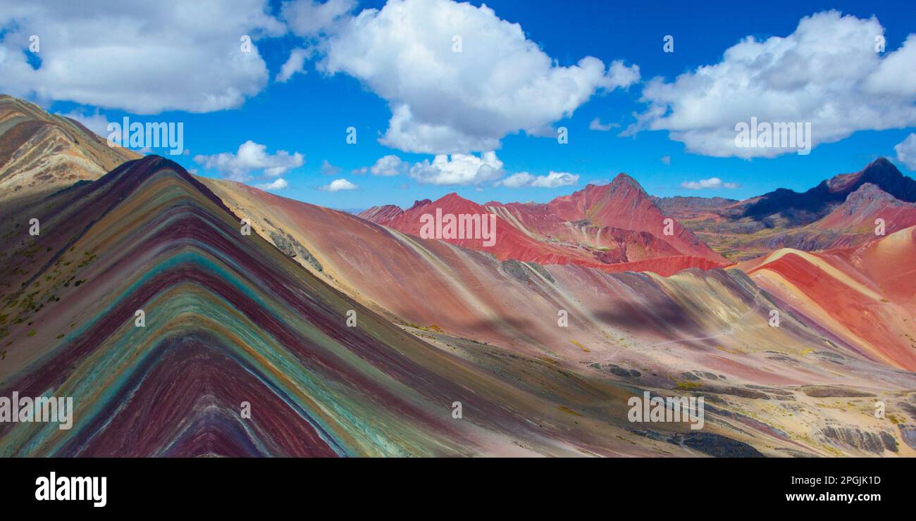 Wanderszene in Vinicunca, Cusco Region, Peru. Regenbogenberg (Montana de Siete Colores). Stockfoto