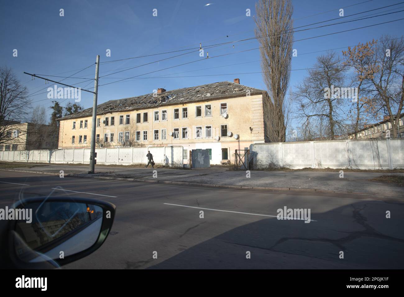 2023 russische Invasion der Ukraine. Dach der Kaserne der Militärschule in Zhytomyr, zerstört durch Raketenfragmente. Russische Kriegswagenschäden Zerstörung CIT Stockfoto