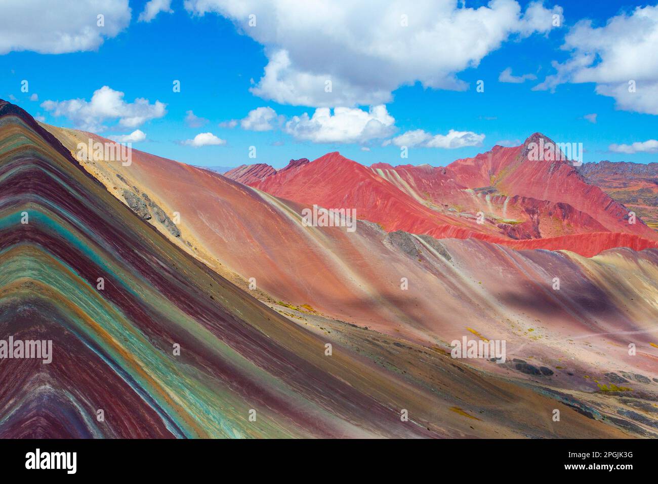 Wanderszene in Vinicunca, Cusco Region, Peru. Regenbogenberg (Montana de Siete Colores). Stockfoto