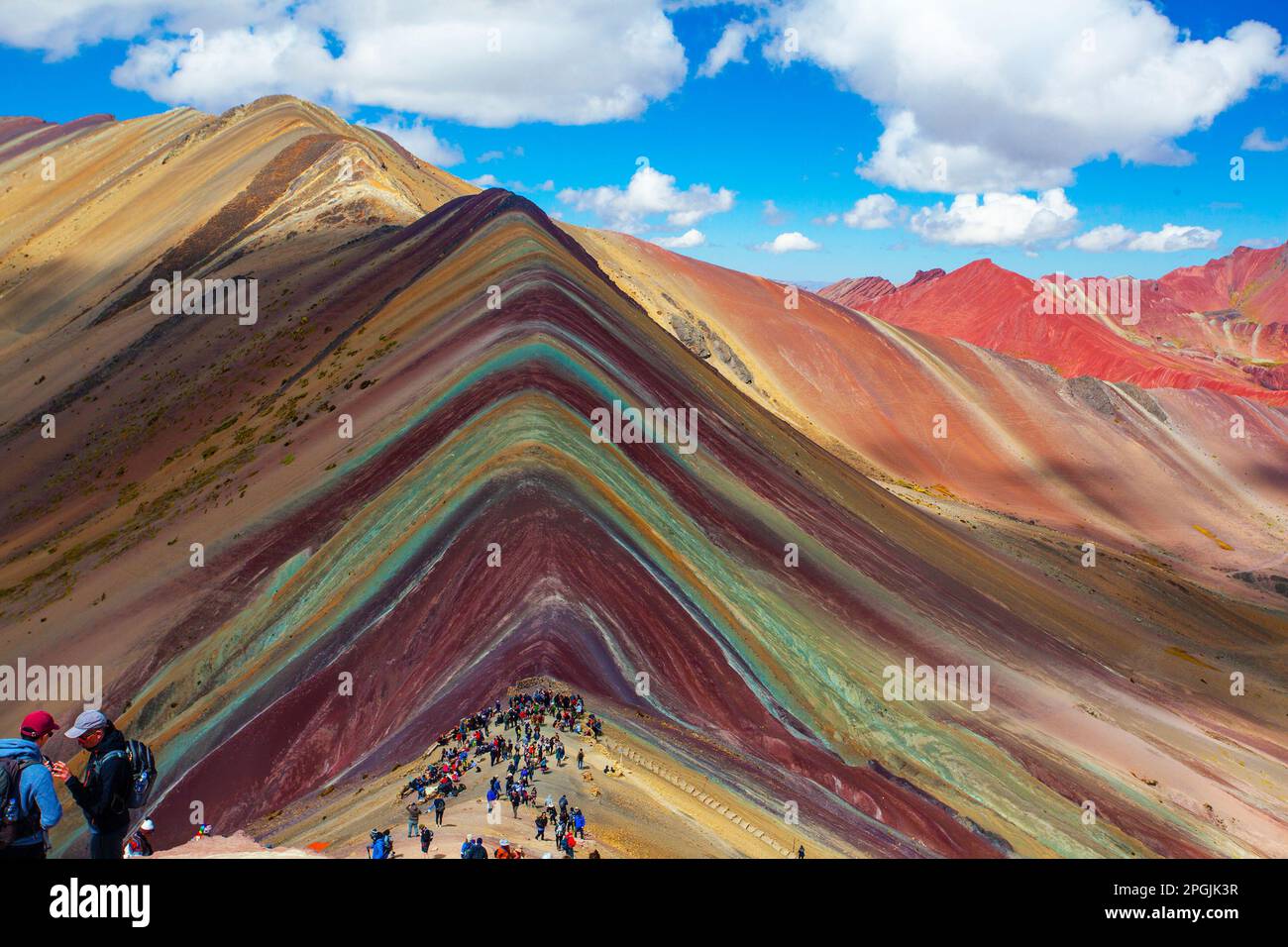 Vinicunca, Cusipata, Peru - 20. Mai 2022: Touristen, die auf dem Gipfel des Seven Colors Mountain oder des Vinicunca Mountain ankommen, einem der berühmtesten Gipfel Stockfoto