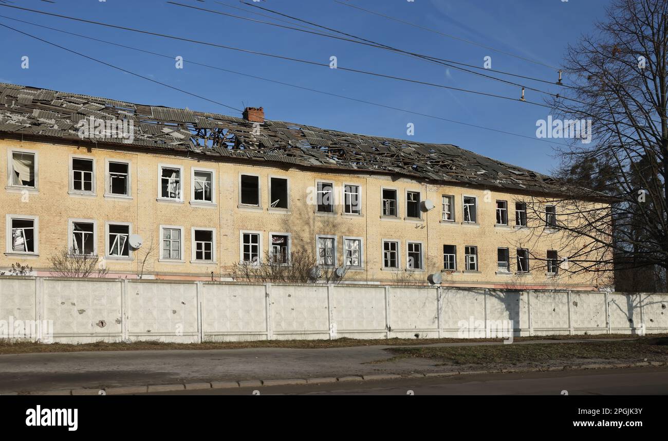 2023 russische Invasion der Ukraine. Dach der Kaserne der Militärschule in Zhytomyr, zerstört durch Raketenfragmente. Russische Kriegswagenschäden Zerstörung CIT Stockfoto