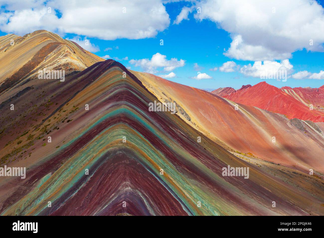 Wanderszene in Vinicunca, Cusco Region, Peru. Regenbogenberg (Montana de Siete Colores). Stockfoto