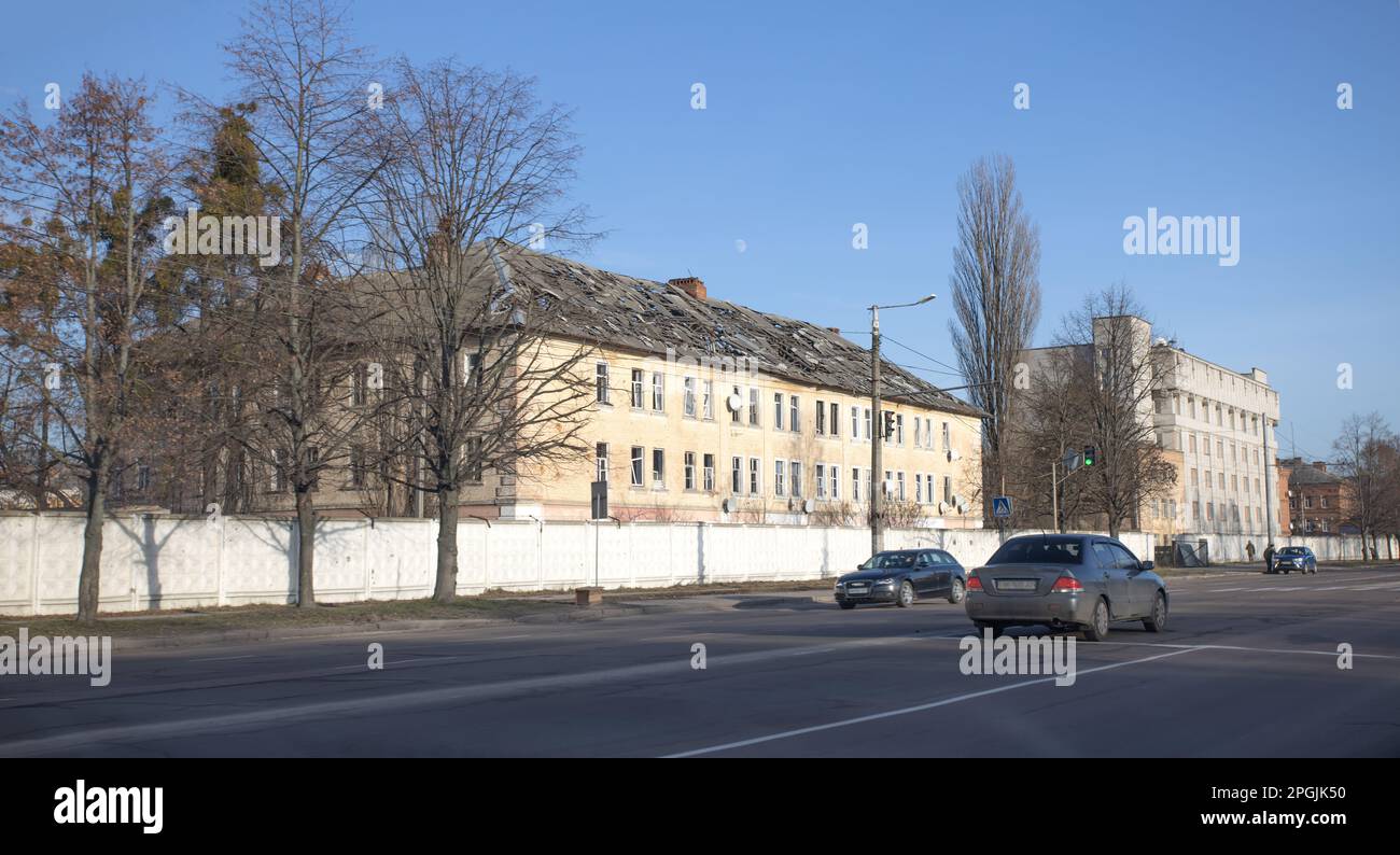 2023 russische Invasion der Ukraine. Dach der Kaserne der Militärschule in Zhytomyr, zerstört durch Raketenfragmente. Russische Kriegswagenschäden Zerstörung CIT Stockfoto