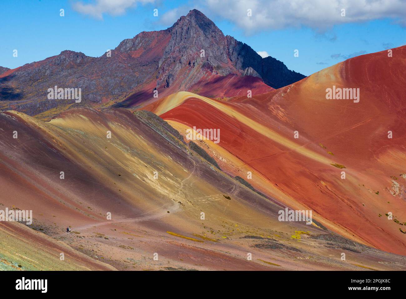 Wanderszene in Vinicunca, Cusco Region, Peru. Regenbogenberg (Montana de Siete Colores). Stockfoto