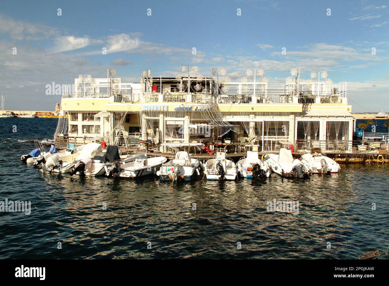 Gallipoli, Italien. Boote, die an einem Restaurant in der Nähe des historischen Zentrums anlegen. Stockfoto