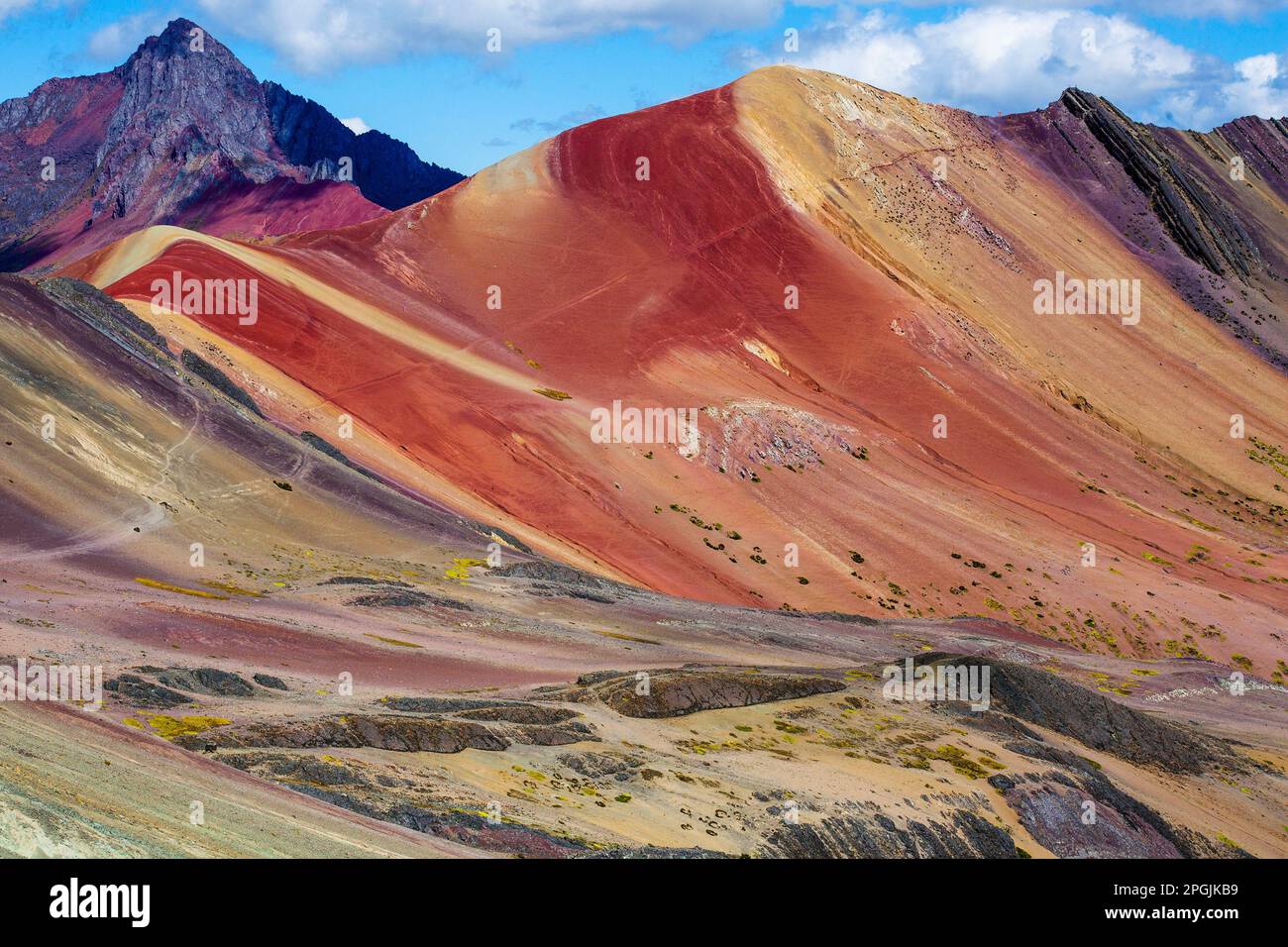 Wanderszene in Vinicunca, Cusco Region, Peru. Regenbogenberg (Montana de Siete Colores). Stockfoto