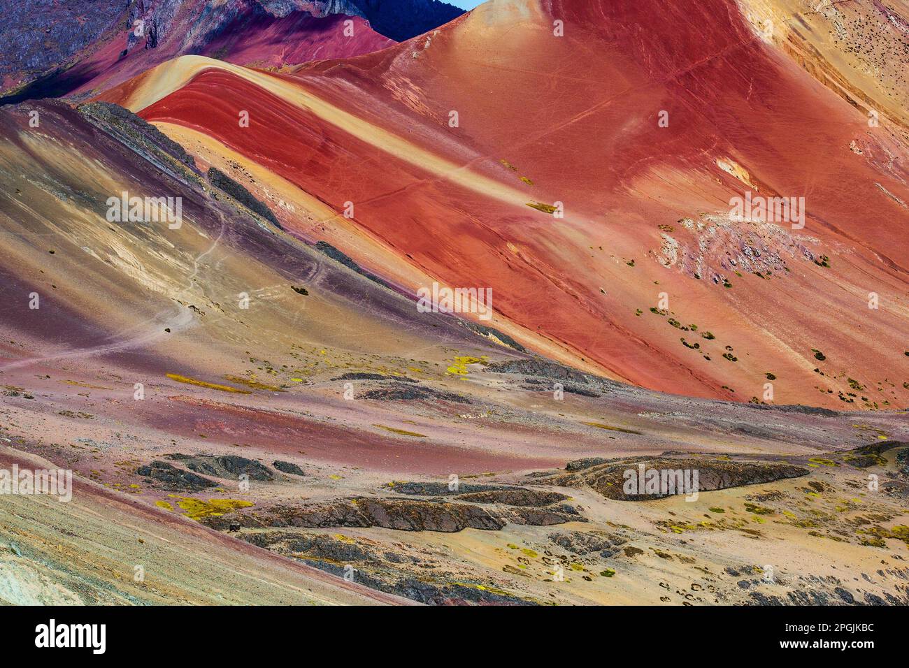 Wanderszene in Vinicunca, Cusco Region, Peru. Regenbogenberg (Montana de Siete Colores). Stockfoto