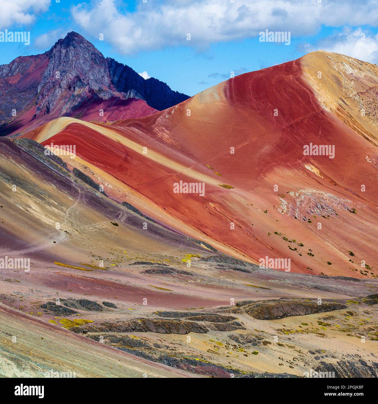 Wanderszene in Vinicunca, Cusco Region, Peru. Regenbogenberg (Montana de Siete Colores). Stockfoto