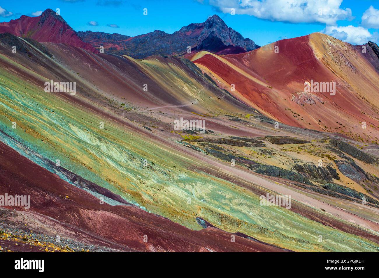 Wanderszene in Vinicunca, Cusco Region, Peru. Regenbogenberg (Montana de Siete Colores). Stockfoto