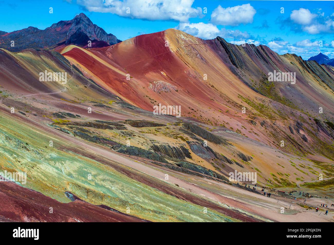 Wanderszene in Vinicunca, Cusco Region, Peru. Regenbogenberg (Montana de Siete Colores). Stockfoto