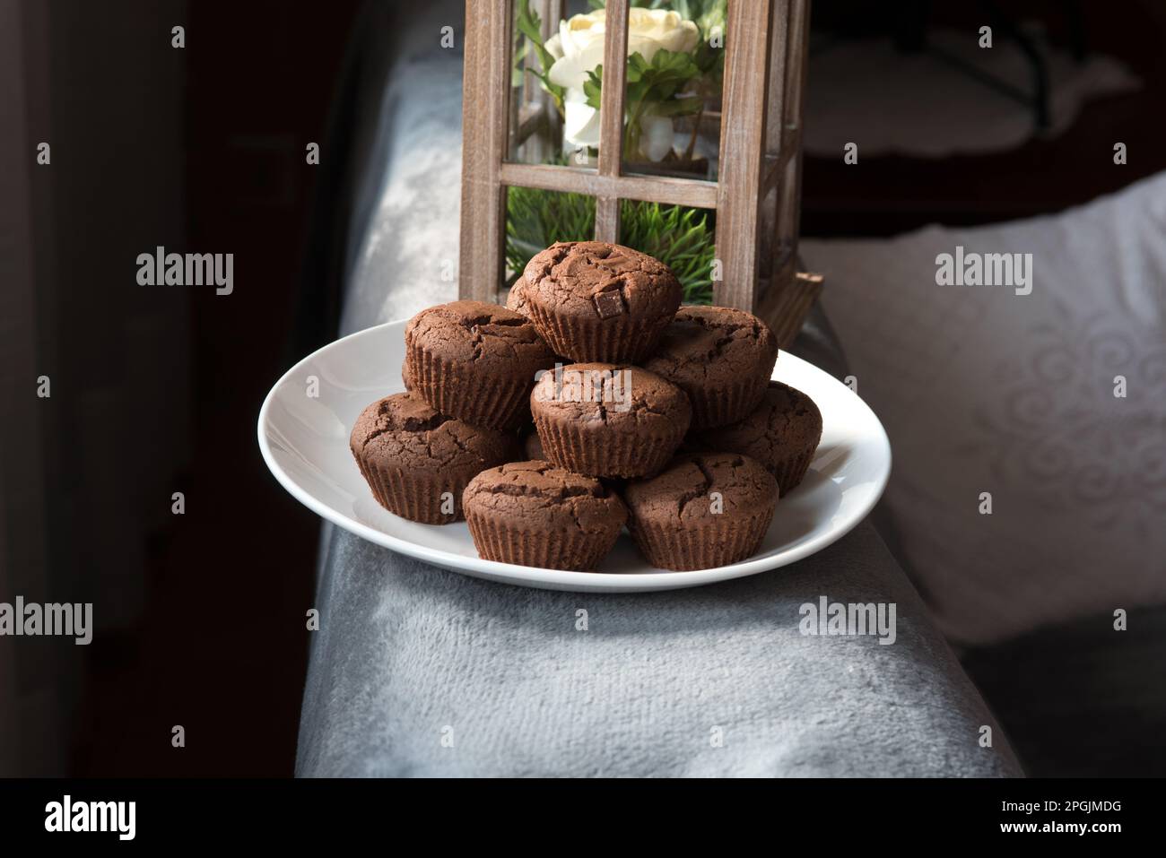 un bel piatto di Muffin appena sfornati, Muffin al cacao con gocce di cioccolata, dolci al cioccolato su un piatto Stockfoto