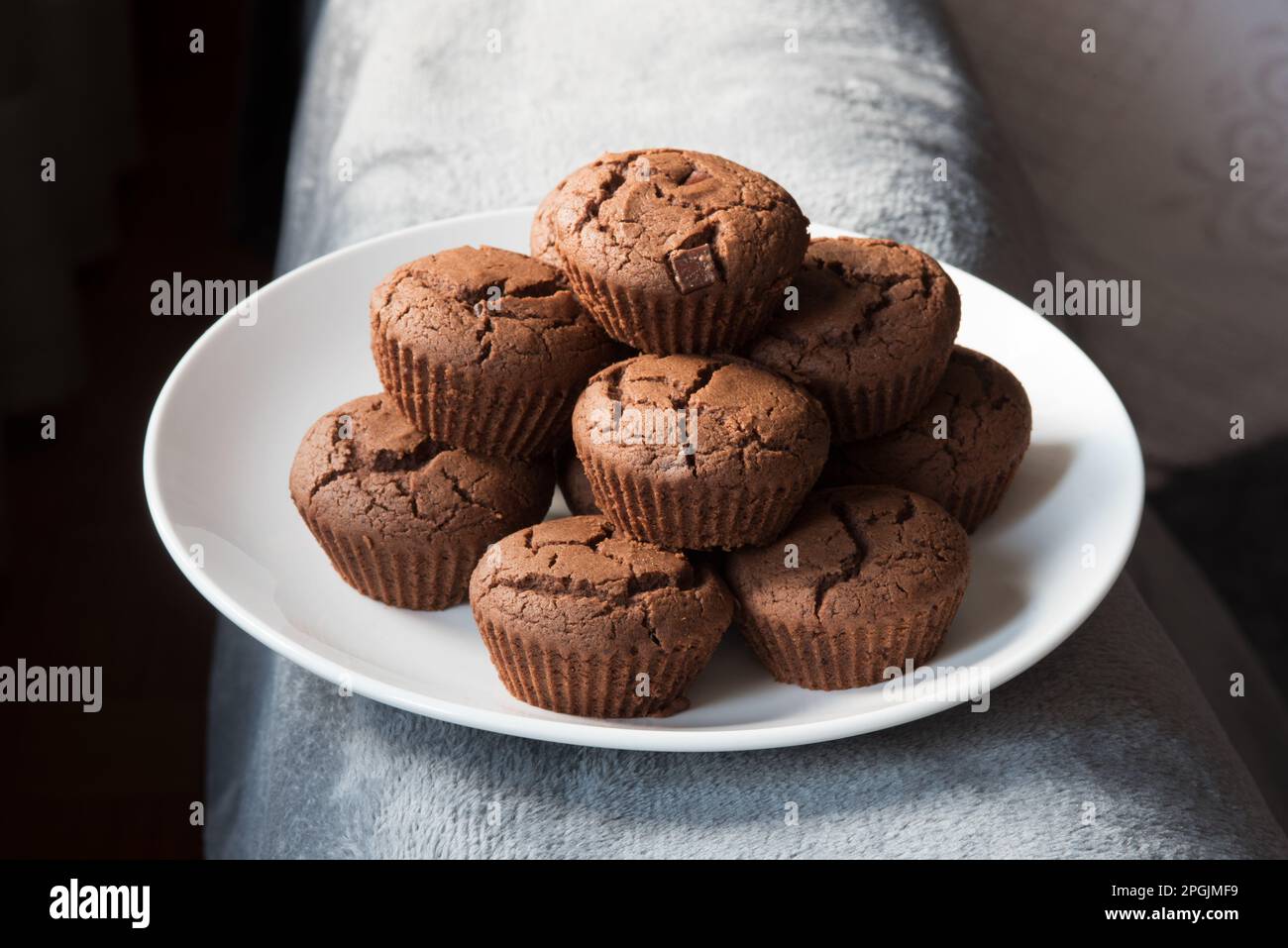 un bel piatto di Muffin appena sfornati, Muffin al cacao con gocce di cioccolata, dolci al cioccolato su un piatto Stockfoto