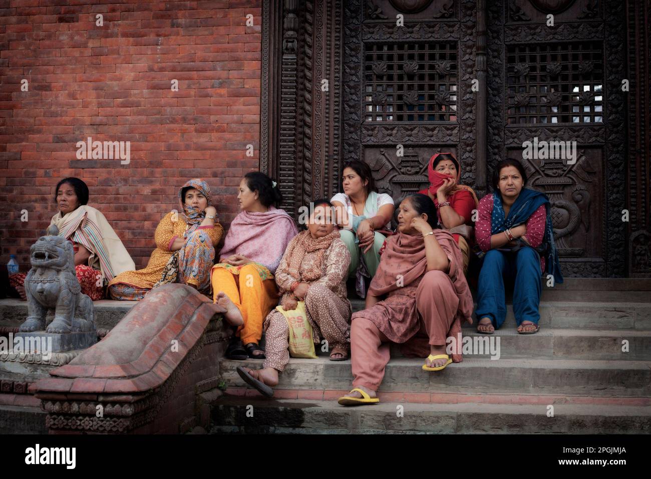 PASHUPATINATH, NEPAL - OKTOBER 2: Unbekannte Menschen bereiten sich auf eine traditionelle Hindu-Einäscherungszeremonie am 2. Oktober 2013 in Pashupatinath, Nepal, vor. Stockfoto