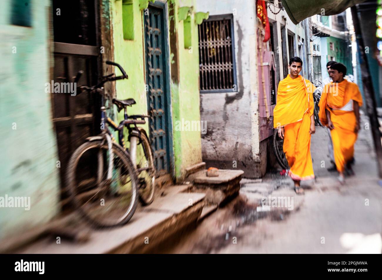 VARANASI, INDIEN - 29. OKTOBER 2013: Unidentifizierter junger indischer Sadhu auf der Straße in Varanasi. Uttar Pradesh, Indien Stockfoto