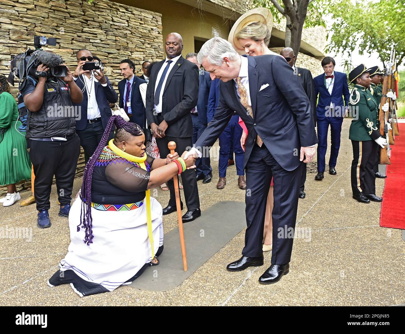 Pretoria, Südafrika. 23. März 2023. König Philippe - Filip von Belgien und Königin Mathilde von Belgien werden von einem Imbongi, einem Xhosa-Lob-Dichter, begrüßt: Ein Mitglied der Xhosa-Gemeinde, das zeremonielle Aktivitäten bei wichtigen Veranstaltungen durchführt, für einen Besuch der Gedenkstätte des Freedom Park in Pretoria, während eines Staatsbesuchs des belgischen Königspaares in der Republik Südafrika am Donnerstag, den 23. März 2023. BELGA FOTOPOOL DIDIER LEBRUN Kredit: Belga News Agency/Alamy Live News Stockfoto