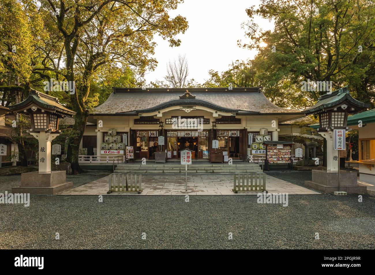 22. März 2023: Kato-Schrein im Schloss Kumamoto, Kyushu, Japan. Es ehrt den örtlichen feudalherren Kato Kiyomasa. Früher Nishikiyama-Schrein erbaut Stockfoto