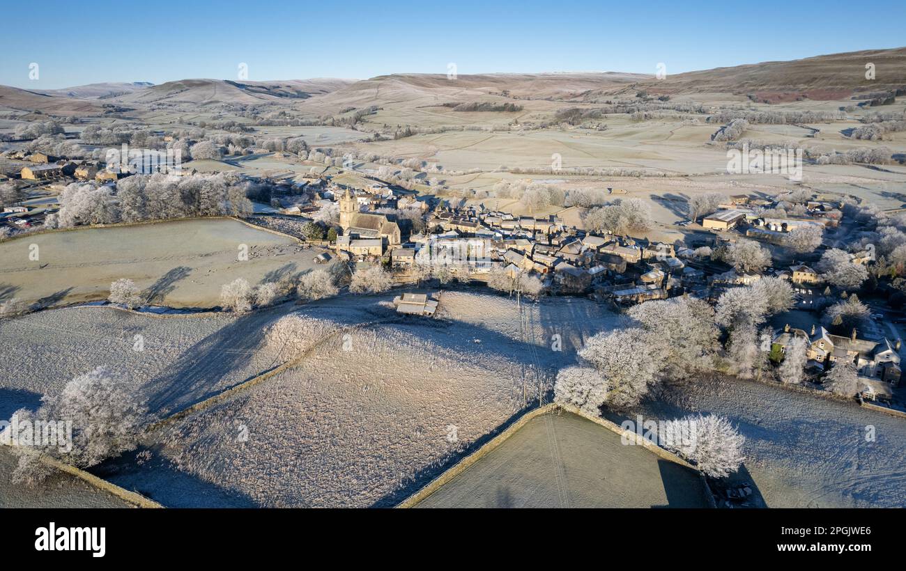 Hawes und die umliegende Landschaft in Wensleydale, bedeckt von Eisfrost früh an einem kalten Wintermorgen. North Yorkshire, Großbritannien. Stockfoto