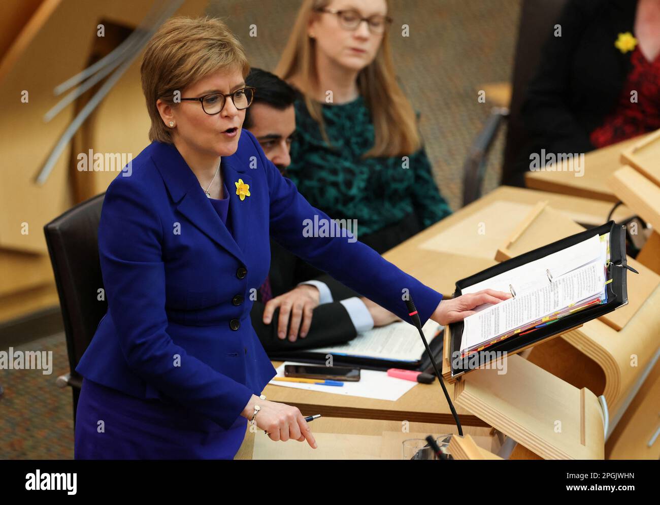 Schottlands erste Ministerin Nicola Sturgeon nimmt am 23. März im schottischen Parlament in Holyrood in Edinburgh, Schottland, Großbritannien, an ihrer letzten ersten Minster's Questions Teil. 2023. REUTERS/Russell Cheyne Stockfoto