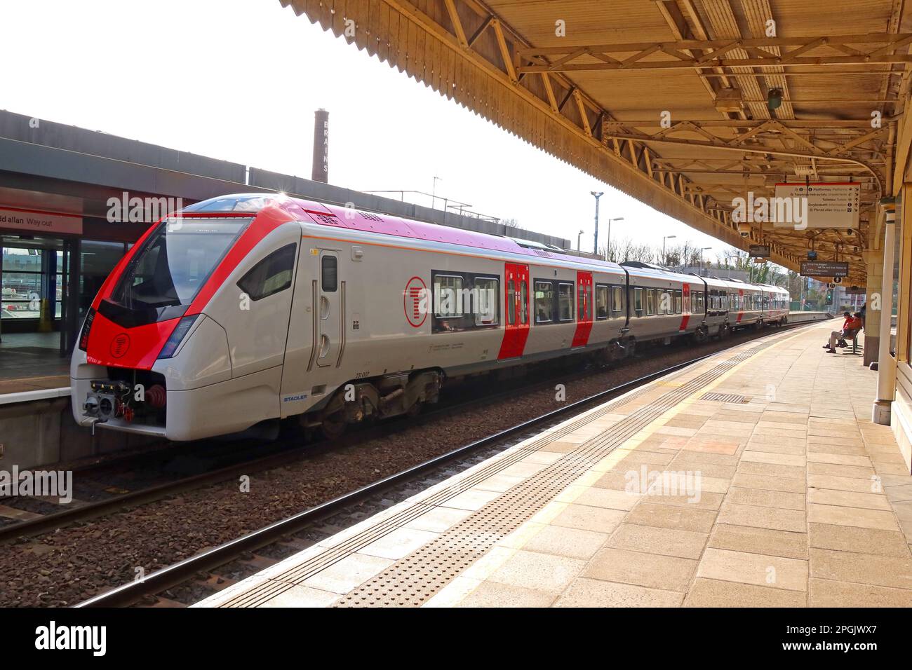 Stadler 231007 - British Rail Class 231, am Hauptbahnhof Cardiff, TFW-Zug, Wales, UK, CF10 1EP Stockfoto