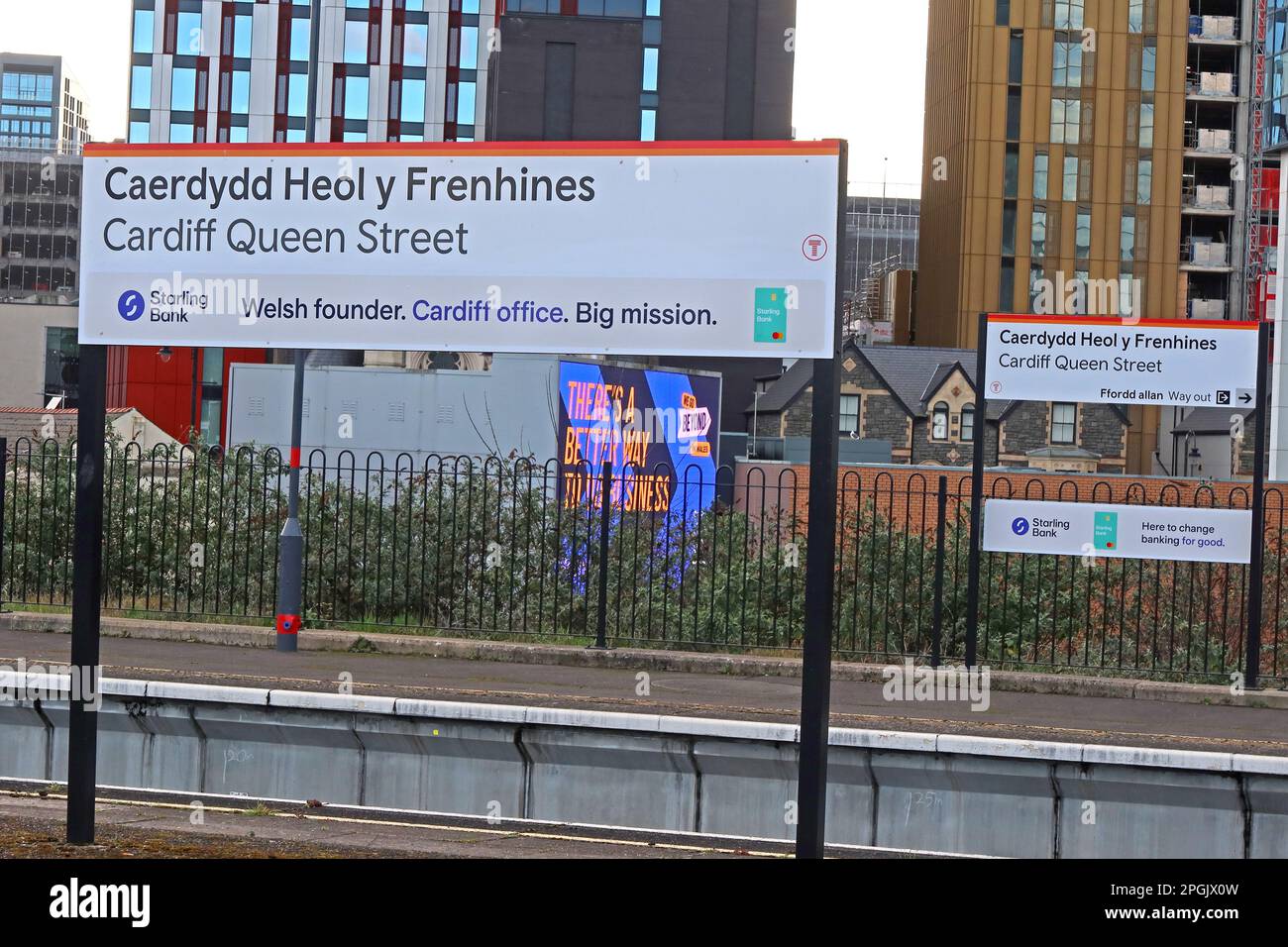 Bahnsteig in Caerdydd Heol y Frenhines, Cardiff Queen Street, Bahnhof, Stadtzentrum von Cardiff, Wales, UK, CF10 2UD Stockfoto