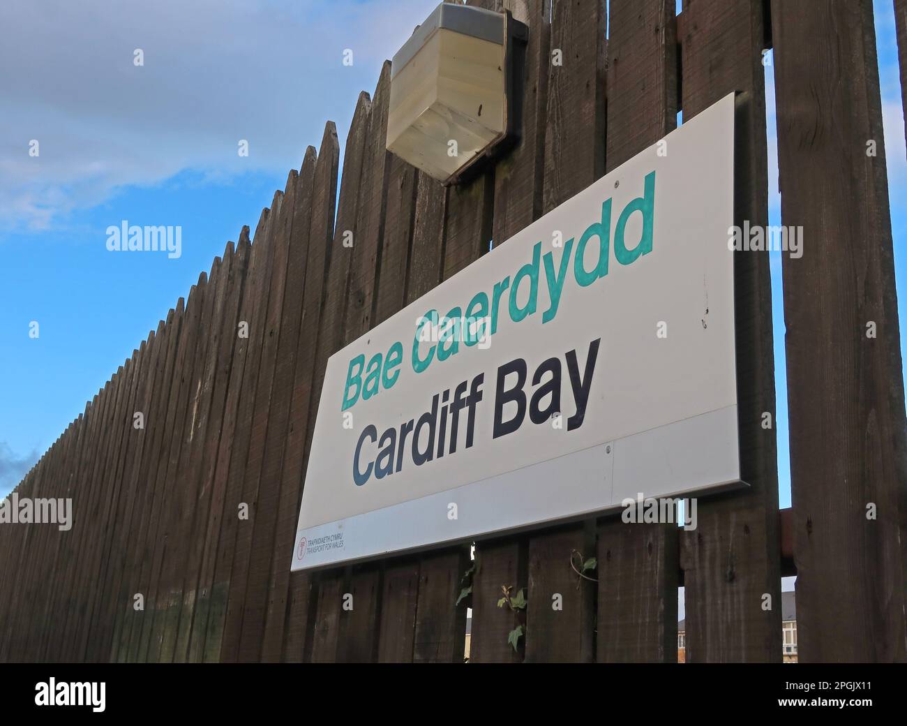 Bahnhofsschild Cardiff Bay, BAE Caerdydd, Bute St, Cardiff, Wales, UK, CF10 5LE Stockfoto