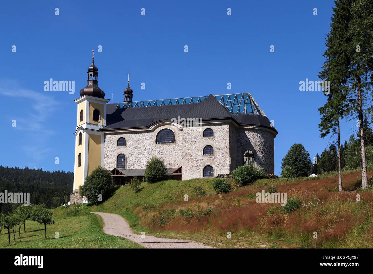 Kirche der Himmelfahrt der Jungfrau Maria in Neratow, erbaut 1723-1733, zerstört von der Roten Armee am 10. Mai 1945, Neratow Stockfoto