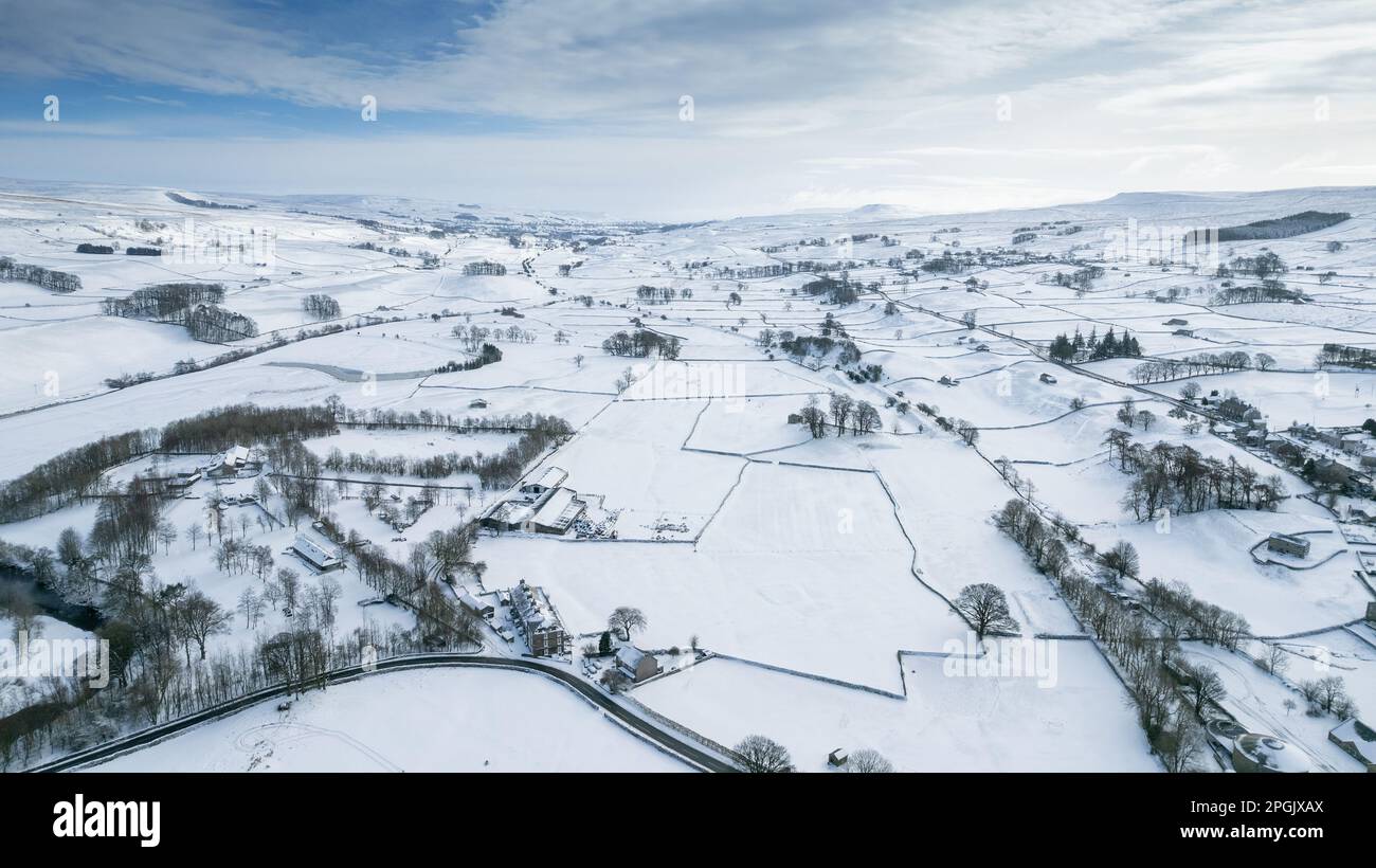 Wensleydale im Herzen der Yorkshire Dales, bedeckt von einer Schneedecke, verwandelt die Landschaft in ein Winterwunderland, besonders wenn vi Stockfoto