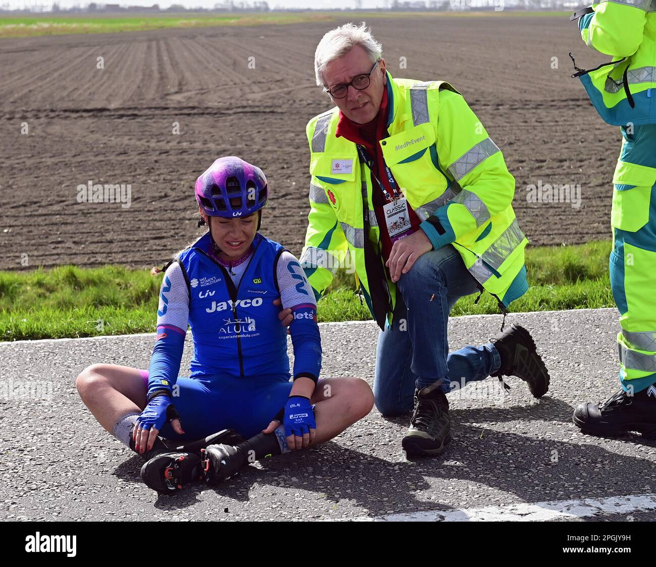 De Panne, Belgien. 23. März 2023. Die niederländische Nina Kessler vom Team Jayco Alula liegt nach einem Crash während des eintägigen Frauenrennen „Classic Brügge-De Panne“ auf dem Boden, 159, 5 km von Brügge nach De Panne, Donnerstag, 23. März 2023. BELGA PHOTO DIRK WAEM Credit: Belga News Agency/Alamy Live News Stockfoto
