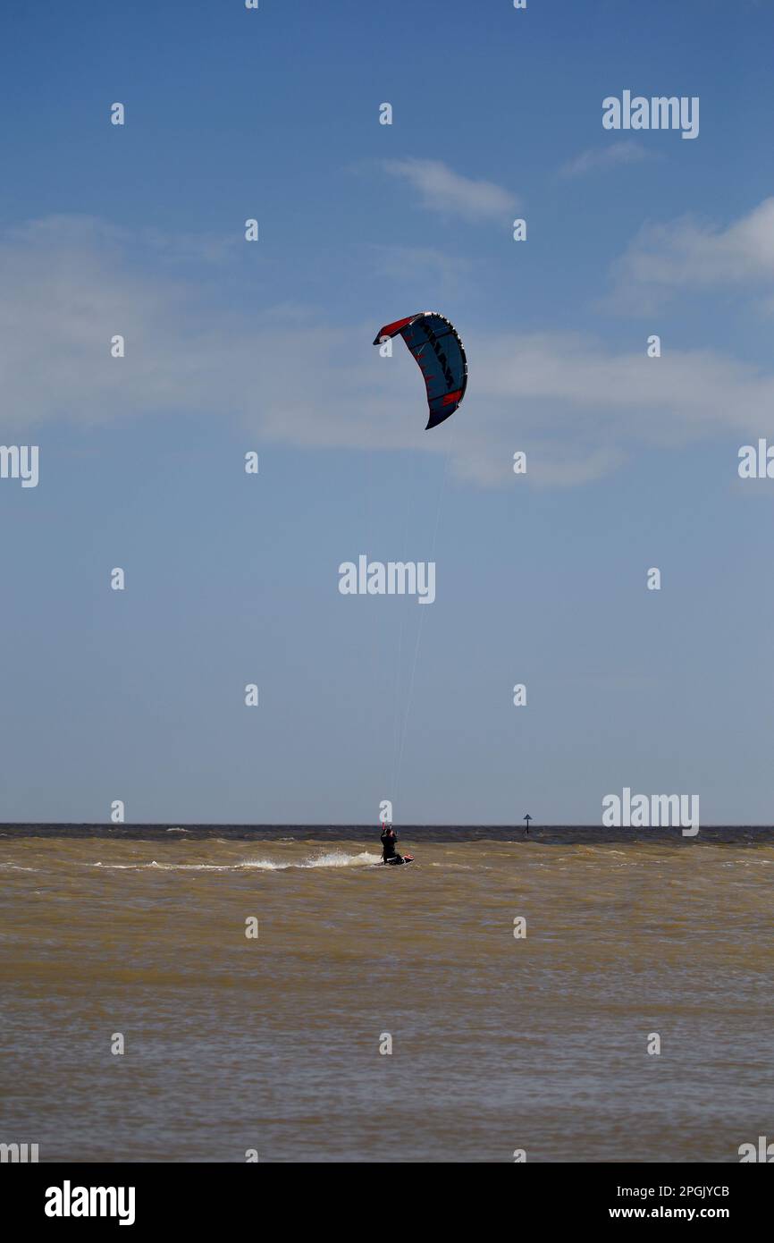 Kite-Surfer, die die windigen Bedingungen im Martello Bay Clacton auf Sea Essex UK genießen. Stockfoto