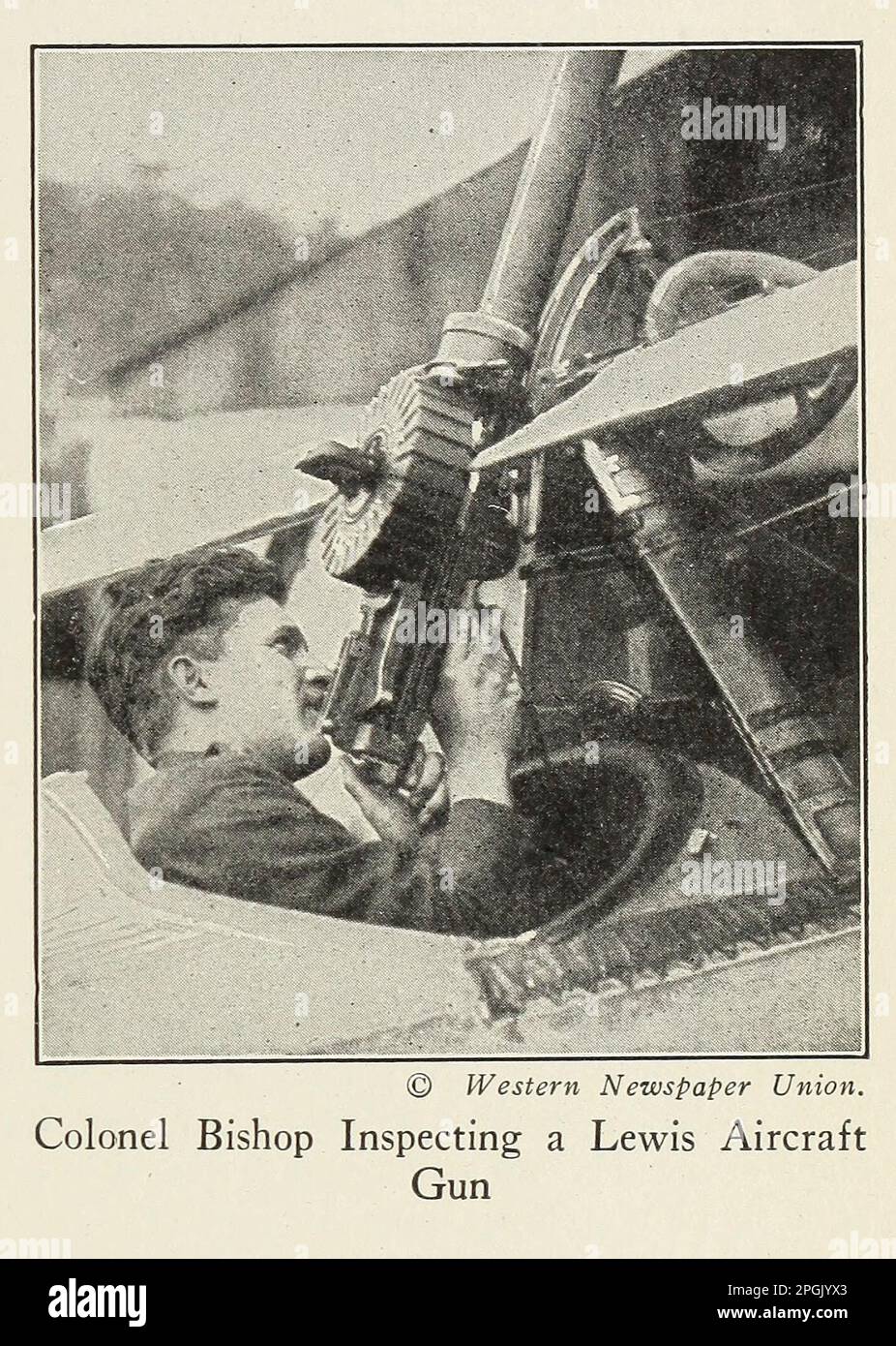 Colonel Bishop Inspecting a Lewis Aircraft Gun aus dem Buch " Deeds of Heroism and Tapvery : the book of Heroes and Personal Daring " von Elwyn Alfred Barron und Rupert Hughes, Publikation Datum 1920 Herausgeber New York : Harper & Brothers Publishers Stockfoto