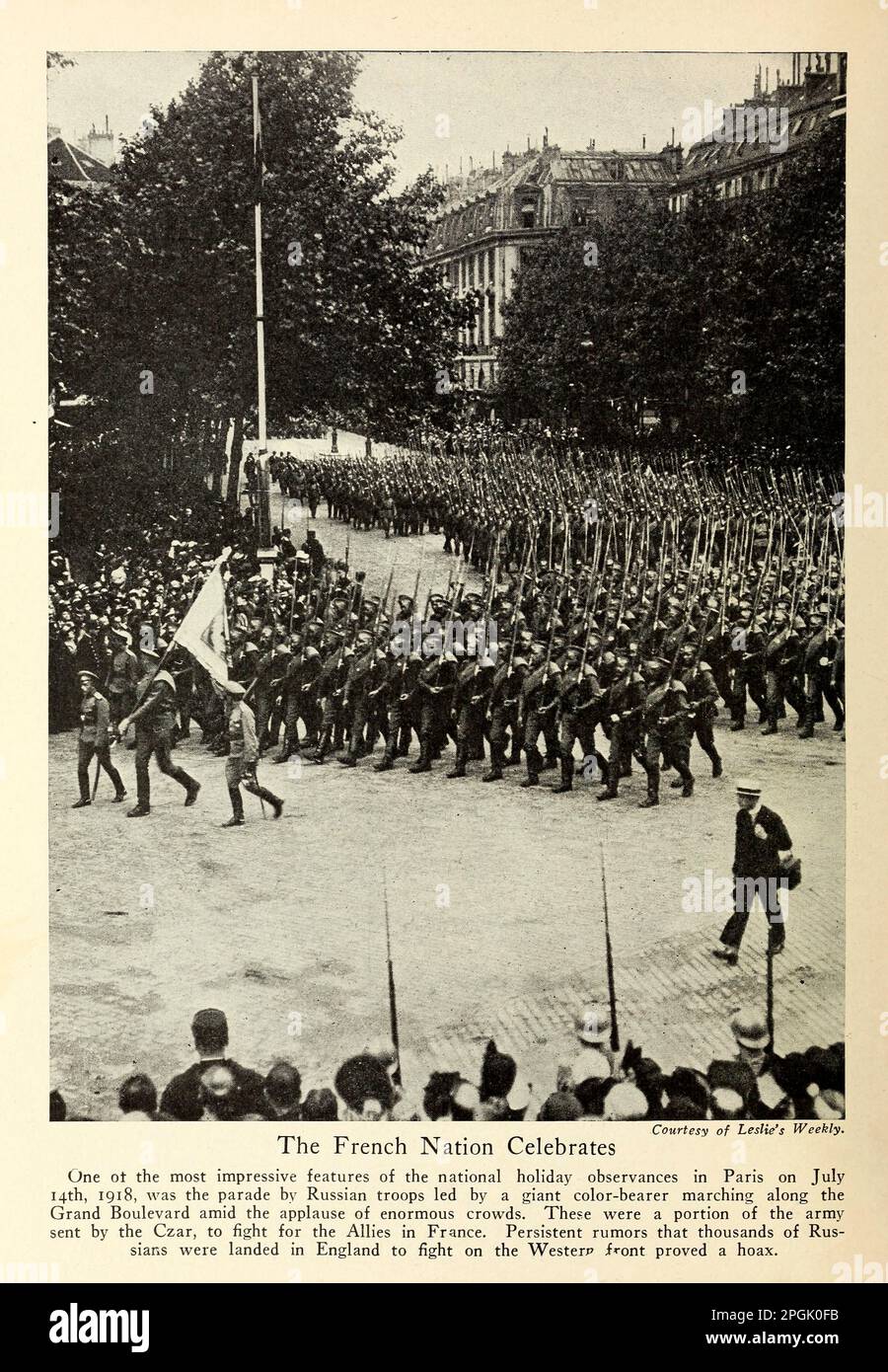 Die Französische Nation feiert eines der beeindruckendsten Merkmale der nationalen Feiertagsbeobachtungen in Paris am 14. Juli 1918 war die Parade russischer Truppen, die von einem riesigen Farbträger geführt wurden, der inmitten des Applaus von riesigen Menschenmassen auf dem Grand Boulevard marschierte. Aus dem Buch " Deeds of Heroism and Tapvery : the book of Heroes and Personal Daring " von Elwyn Alfred Barron und Rupert Hughes, Publication Date 1920 Publisher New York : Harper & Brothers Publishers Stockfoto