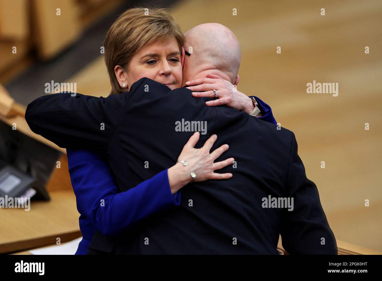 Schottlands erster Minister Nicola Sturgeon umarmt den stellvertretenden ersten Minister John Swinney am Tag ihrer letzten ersten Minster's Questions im schottischen Parlament in Holyrood, Edinburgh, Schottland, Großbritannien, März 23, 2023. REUTERS/Russell Cheyne Stockfoto
