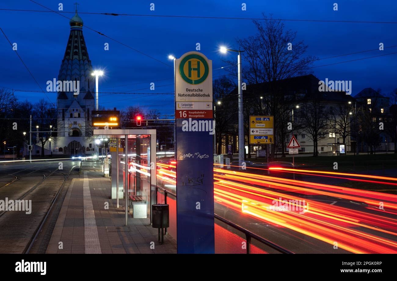 Leipzig, Deutschland. 23. März 2023. Autos fahren neben einer verlassenen Straßenbahnhaltestelle. Kredit: Hendrik Schmidt/dpa/Archiv/dpa/Alamy Live News Stockfoto