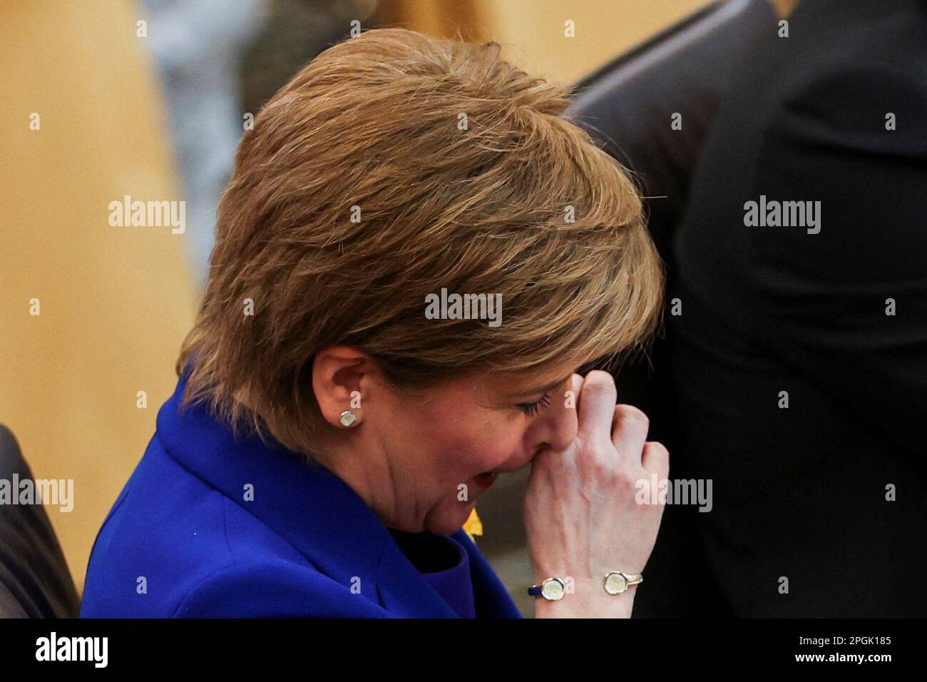Schottlands erste Ministerin Nicola Sturgeon weint, nachdem sie ihre letzte Rede am Tag ihrer letzten ersten Minster's Questions vor dem schottischen Parlament in Holyrood, Edinburgh, Schottland, Großbritannien, vom März 23, beendet hat. 2023. REUTERS/Russell Cheyne Stockfoto