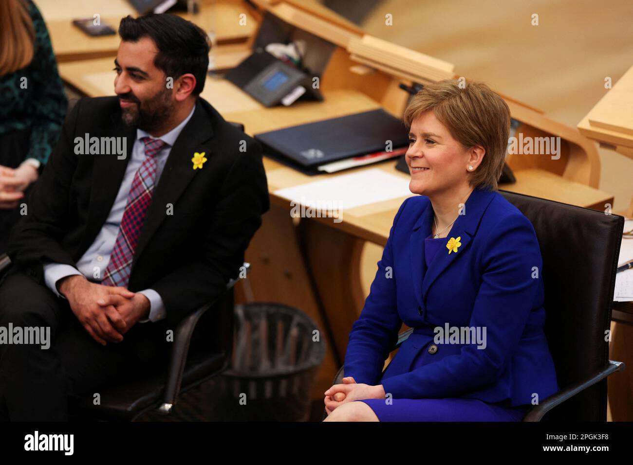 Schottlands erste Ministerin Nicola Sturgeon nimmt zusammen mit Gesundheitsministerin Humza Yousaf am 23. März an ihrer letzten ersten Minster's Questions im schottischen Parlament in Holyrood in Edinburgh, Schottland, Großbritannien, Teil. 2023. REUTERS/Russell Cheyne Stockfoto