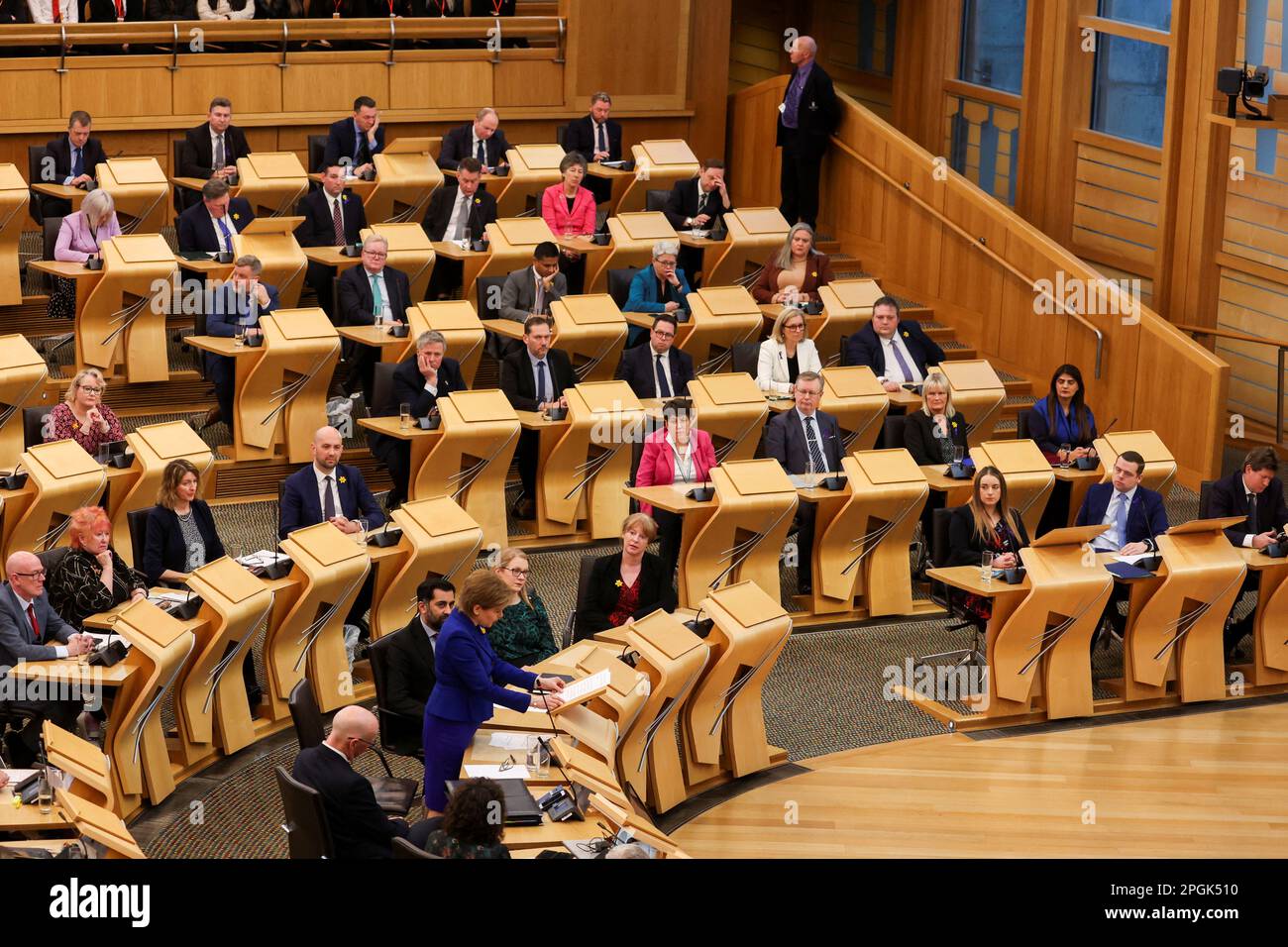 Schottlands erste Ministerin Nicola Sturgeon nimmt zusammen mit Gesundheitsminister Humza Yousaf und dem stellvertretenden Ersten Minister John Swinney am 23. März im schottischen Parlament in Holyrood in Edinburgh, Schottland, Großbritannien, an ihren letzten ersten Minster's Questions Teil. 2023. REUTERS/Russell Cheyne Stockfoto