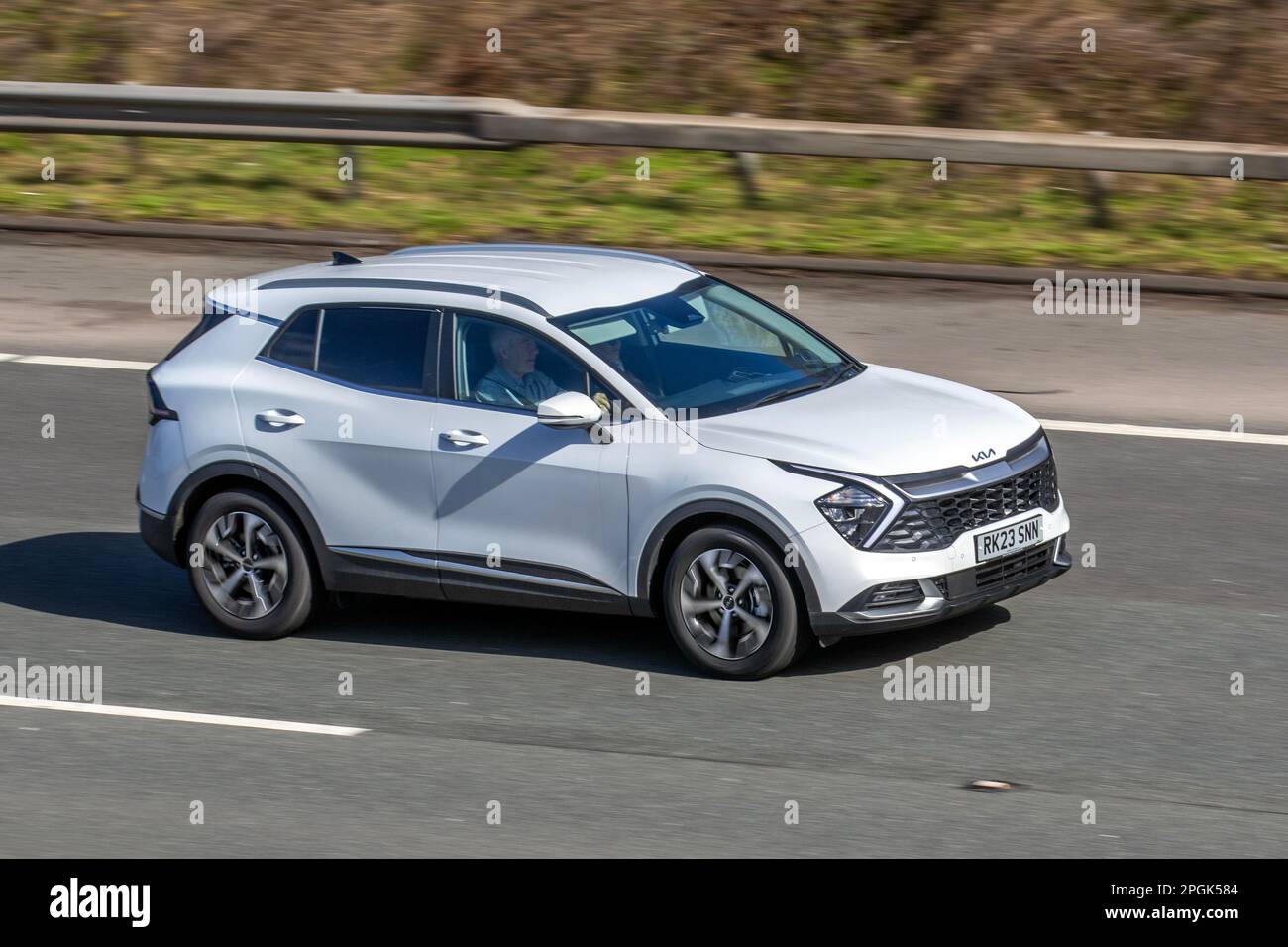 2023 mm (23"), weiß, KIA SPORTAGE 3 ISG HEV AUTO Hybrid Elektro, 6-Gang-Automatikgetriebe; Fahrt auf der Autobahn M6 UK Stockfoto