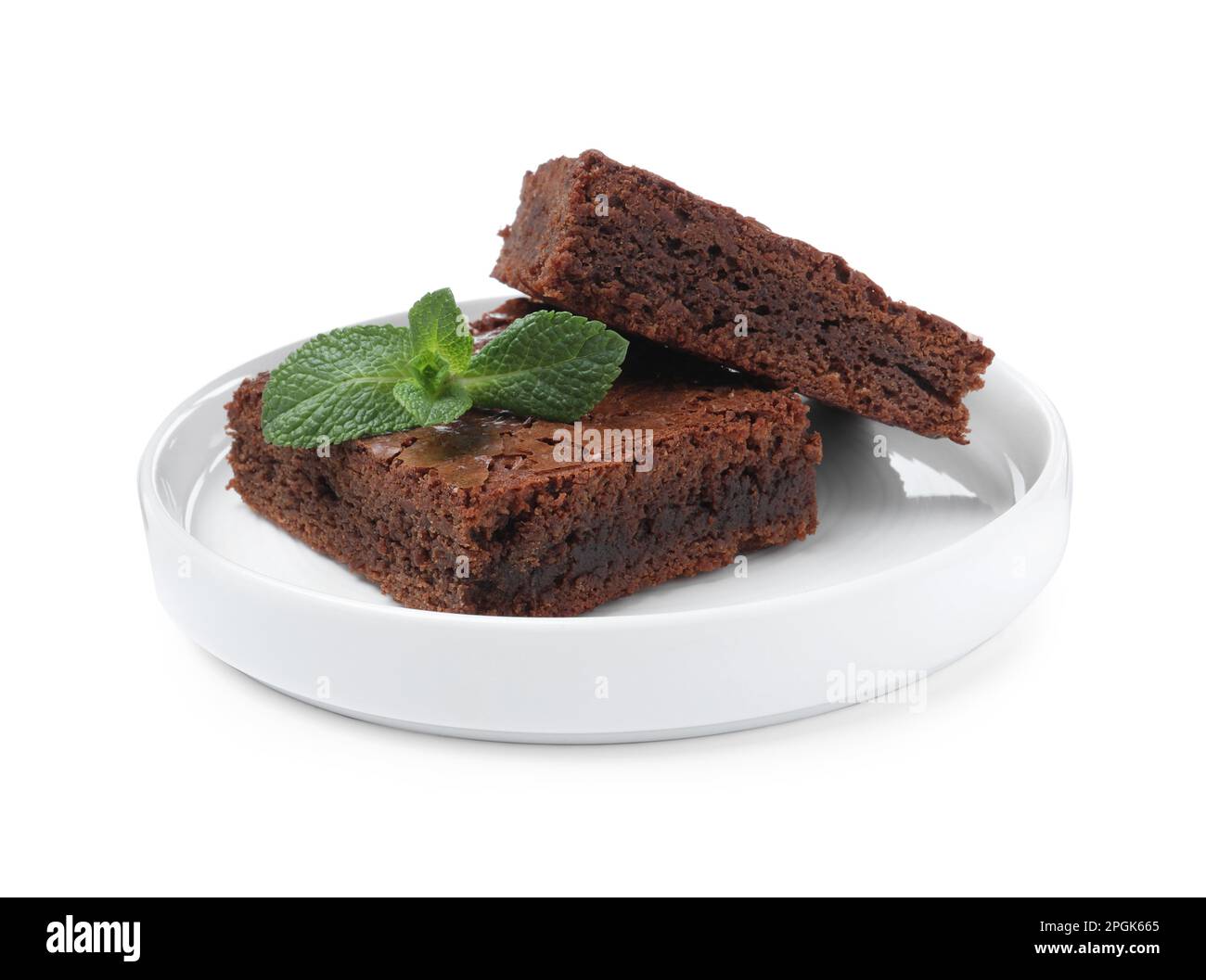 Köstliche Schokoladenbrownies mit frischen Minzblättern auf weißem Hintergrund Stockfoto