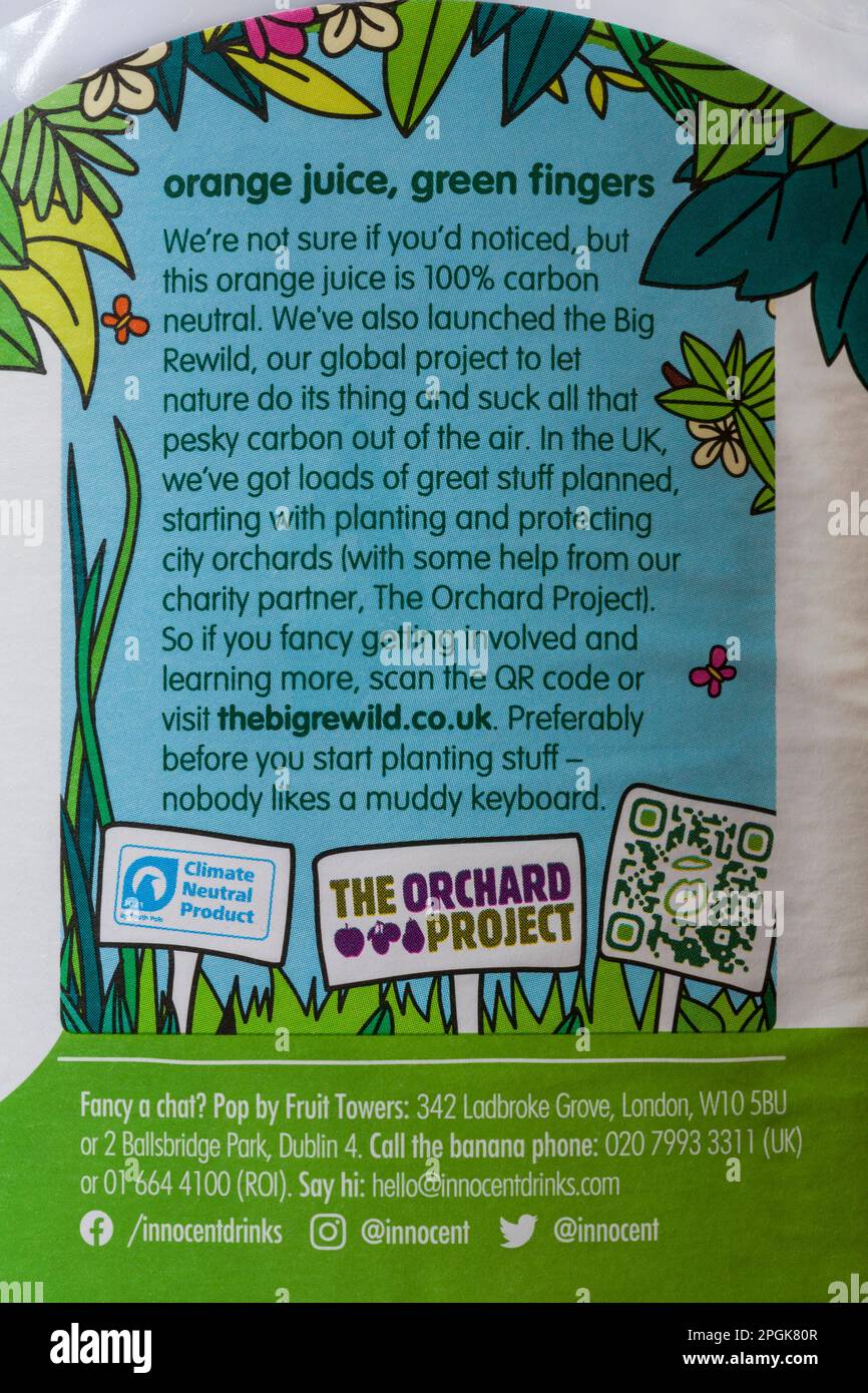 Informationen über eine Flasche unschuldigen reinen Orangensaft klimaneutral über das Big Rewild-Projekt und kohlenstoffneutral Stockfoto