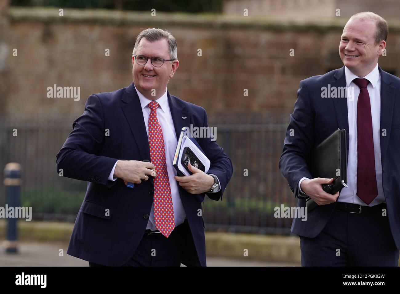 Gordon Lyons MLA und DUP-Führer Sir Jeffrey Donaldson treffen in Hillsborough Castle ein, wo Nordirland-Minister Chris Heaton-Harris mit den Führern von Stormont über Brexit und das Windsor Framework zusammentrifft. Foto: Donnerstag, 23. März 2023. Stockfoto