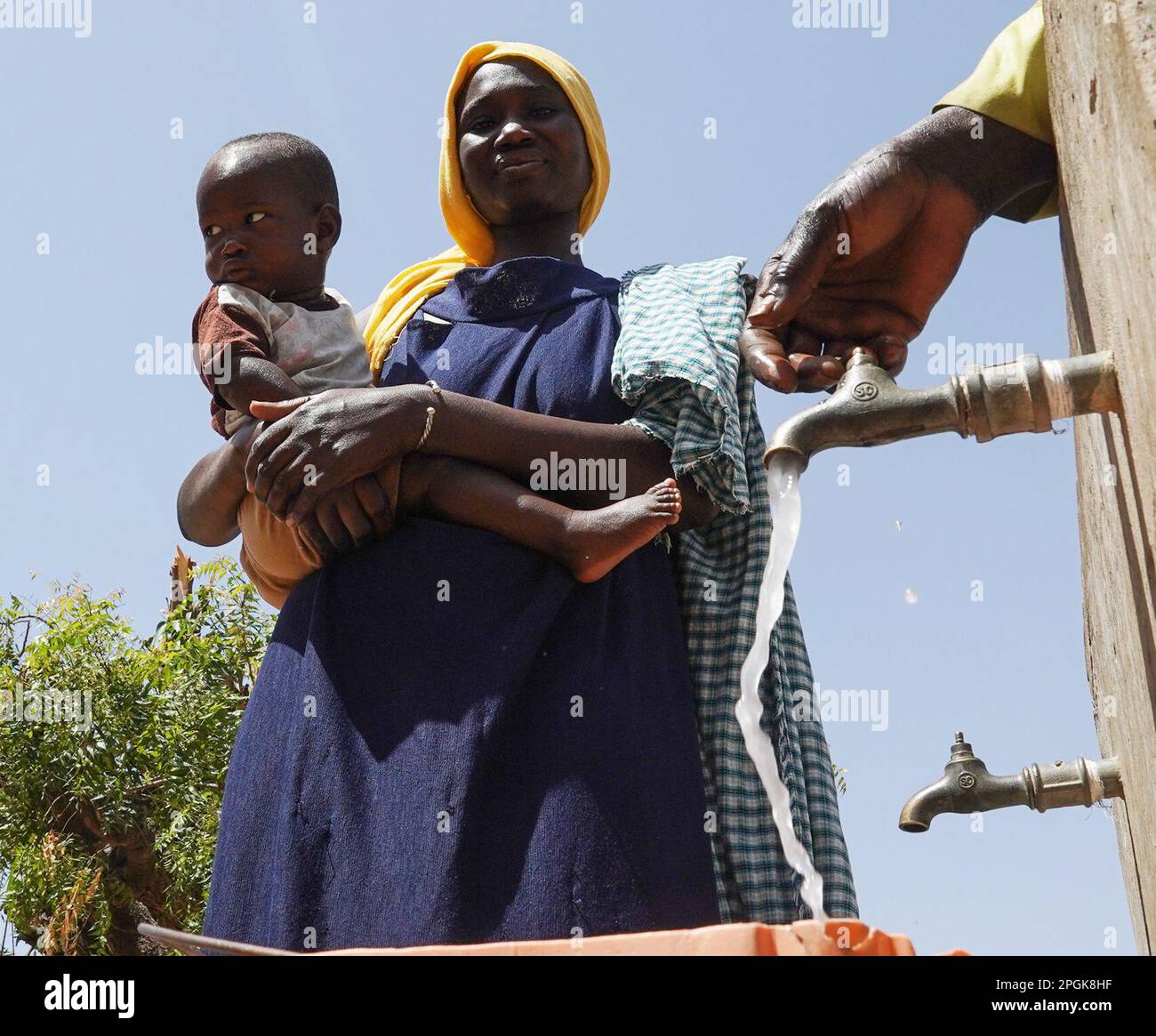 (230323) -- DAKAR, 23. März 2023 (Xinhua) -- Dorfbewohner sammeln Wasser in Tenefoul Toucouleur Village, Diourbel, Senegal, 20. März 2023. Mamadou Dieng, 40, ein Angestellter der chinesischen Baugesellschaft CGCOC Group Senegal Branch, war für die Unterhaltung einer mit chinesischen Mitteln unterstützten Quelle im Dorf Tenefoul Toucouleur verantwortlich. Die Überprüfung der Funktionen der Maschine und das Befüllen des Motors mit Diesel mag Diengs Arbeit einfach und mühsam erscheinen, bedeutet aber den Einheimischen viel. Das Dorf Tenefoul Toucouleur war einst ein Ort, der von einem schweren Wassermangel heimgesucht wurde. Laut Dieng haben die Bewohner dort früher gegraben Stockfoto