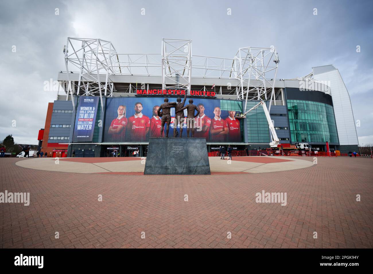 Manchester, Vereinigtes Königreich, 23. März 2023. Das Old Trafford von Manchester United wird einen Tag nach der Verlängerung der Frist für die zweite Gebotsrunde für den Club am Mittwoch gesehen. Unter einigen wird zunehmend befürchtet, dass die Glasierer versuchen könnten, das Interesse der Bieter zu nutzen, um den Preis zu erhöhen, um eine Hebelwirkung für ein Darlehen zu erzeugen, Manchester, Vereinigtes Königreich. Kredit: Jon Super/Alamy Live News. Stockfoto