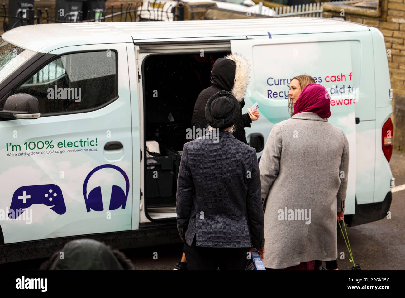 REDAKTIONELLE VERWENDUNG NUR ein Elektrowagen sammelt alte und unerwünschte Technologie aus Haushalten in Bradford im Rahmen von „Currys Collect“, einem neuen Haus-zu-Haus-Recycling-Service für Pilotprojekte, um das Bewusstsein für Elektroschrott zu schärfen. Foto: Donnerstag, 23. März. Stockfoto