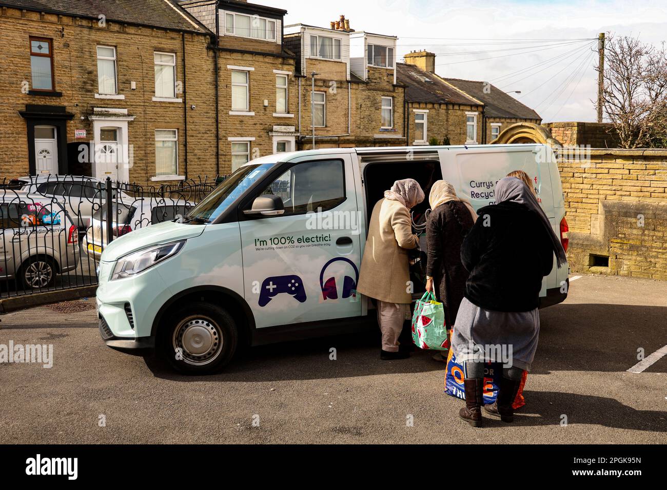 REDAKTIONELLE VERWENDUNG NUR ein Elektrowagen sammelt alte und unerwünschte Technologie aus Haushalten in Bradford im Rahmen von „Currys Collect“, einem neuen Haus-zu-Haus-Recycling-Service für Pilotprojekte, um das Bewusstsein für Elektroschrott zu schärfen. Foto: Donnerstag, 23. März. Stockfoto