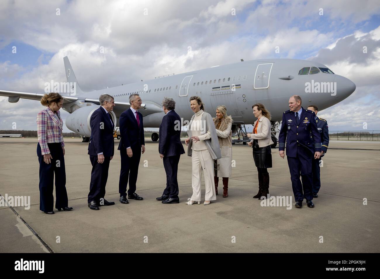 EINDHOVEN - Verteidigungsminister Norwegens Anne Marie Aanerud, Verteidigungsminister Luxemburgs, FRANCOIS Bausch, Generalsekretär der NATO Jens Stoltenberg, Binnenmarktkommissar Thierry Breton, Verteidigungsminister Kajsa Ollongren, Verteidigungsminister Belgiens Ludivine Dedonder und Verteidigungsminister der Bundesrepublik Deutschland Siemtje Möller (VLNR) während der Veranstaltung des MMF IOC am Luftwaffenstützpunkt Eindhoven. Auf der Sitzung wird darüber nachgedacht, dass die multinationale MRTT-Flotte (MMF) ihre anfängliche Einsatzfähigkeit erreicht. Das bedeutet, dass die NATO-Flotte von neun Flugzeugen eingesetzt werden kann. ANP ROBI Stockfoto