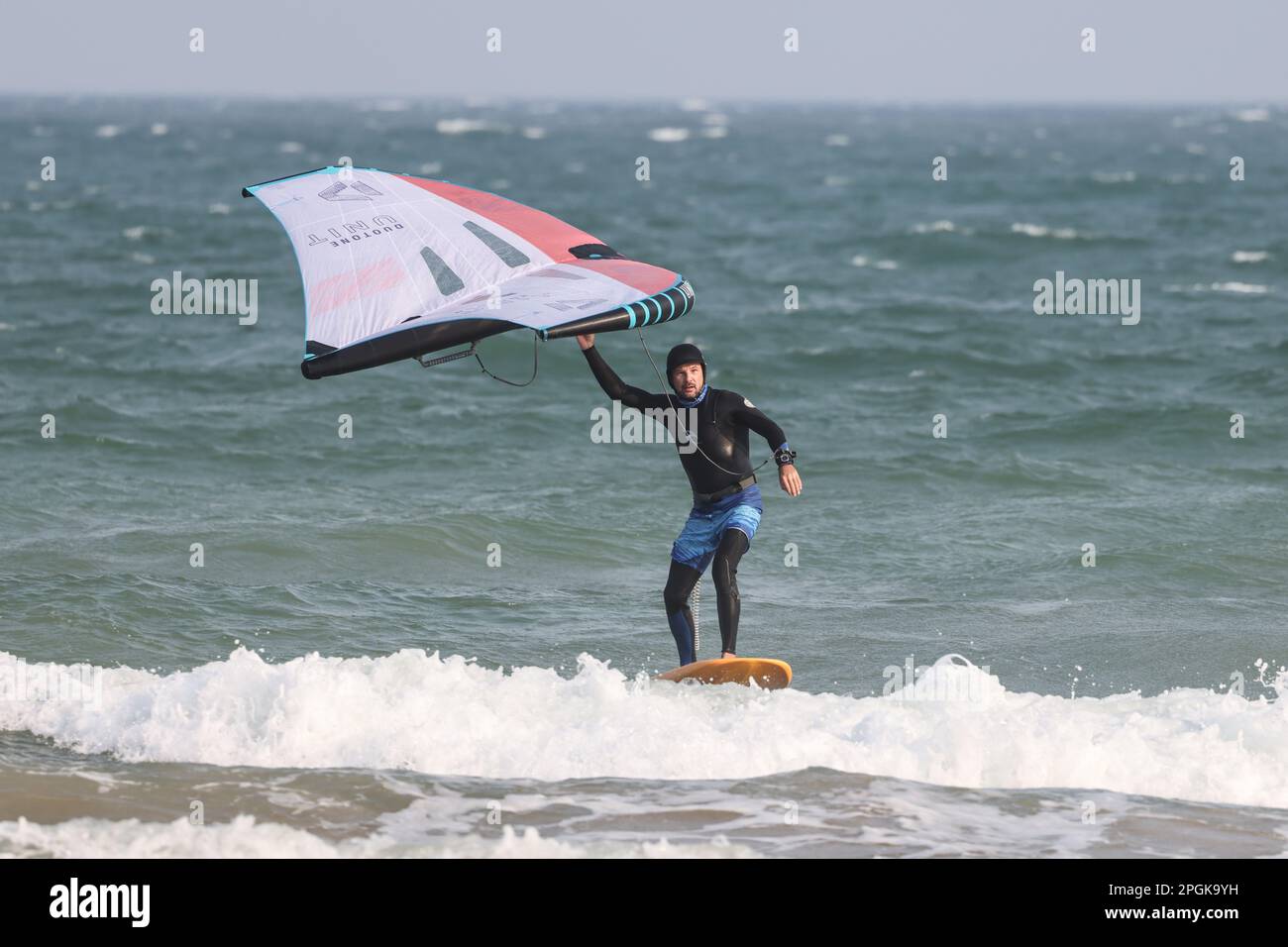 (230323) -- HAIKOU, 23. März 2023 (Xinhua) -- Alexander Pantyukhin Surfs in Boao, südchinesische Provinz Hainan, 22. März 2023. Alexander Pantyukhin, ein Russe, der in der Stadt Boao in Hainan lebt, ist ein Surfer-Markenunternehmer. Im Jahr 2011 wurde Pantyukhin vom Klima und Leben in Hainan angezogen, während er in die Inselprovinz reiste. Er lernte Chinesisch und blieb dort, um seine Karriere weiterzuentwickeln. 2015 gründete Pantyukhin seine eigene Surfmarke und entwarf und produzierte Surfbretter in Zusammenarbeit mit Fabriken in den Provinzen Guangdong und Zhejiang. Seine Produkte werden jetzt nicht nur in China, sondern auch in China verkauft Stockfoto