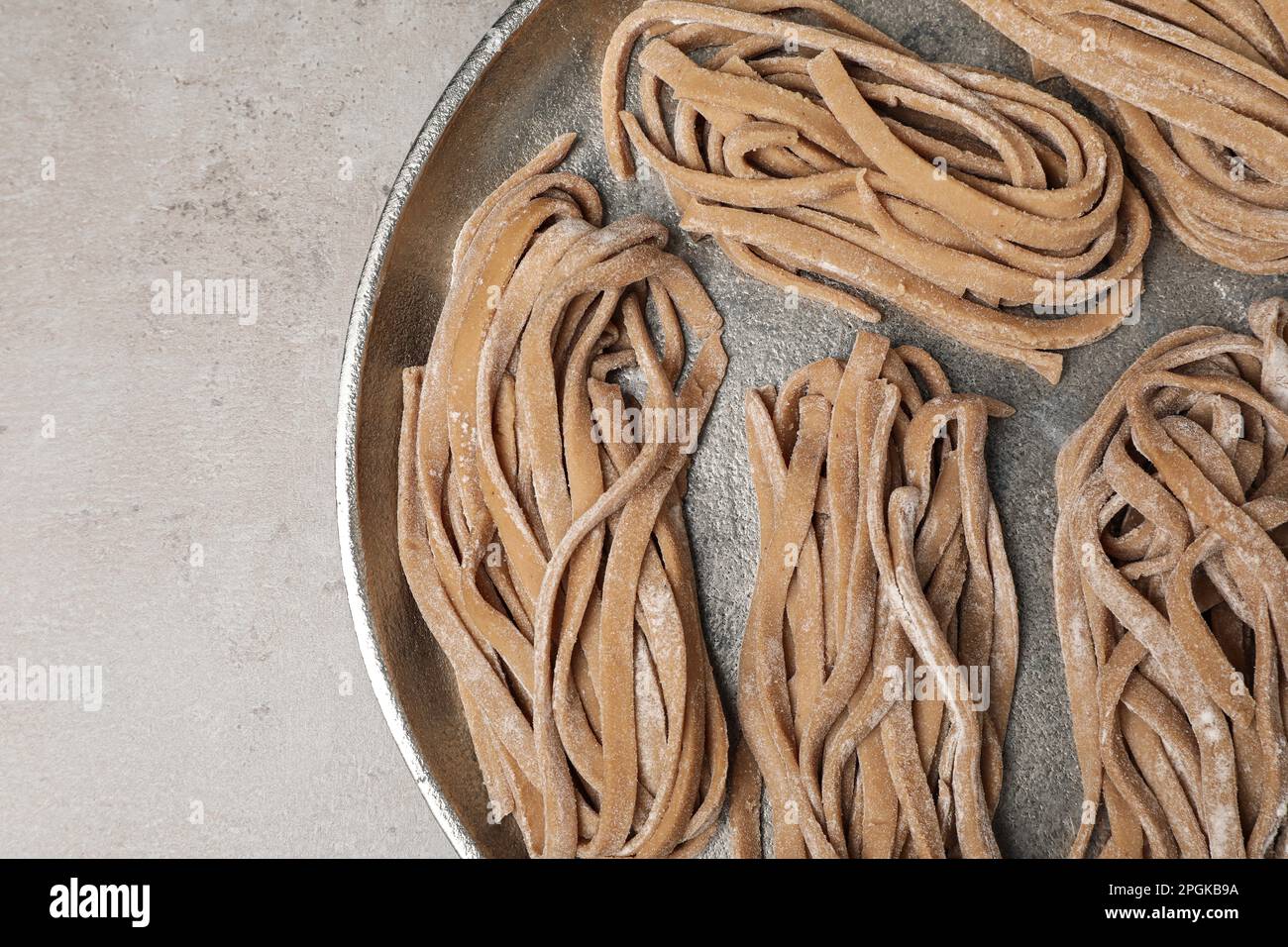 Ungekochter, hausgemachter Soba mit Tablett auf dem Lichttisch, Draufsicht Stockfoto